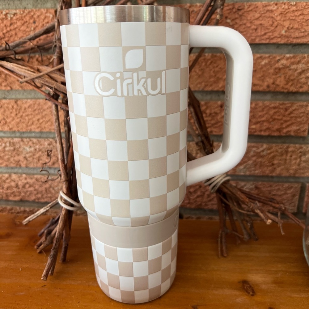 Cirkul Beige Checkered Tumbler no top